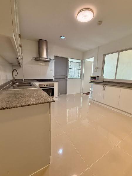 D.S. Tower 1 Sukhumvit 33, Bangkok, Soi Phrom Chit, Khlong Tan Nua, Watthana, Bangkok, 3 Bedrooms, 239 sqm, Condo For Rent, by Sasimaporn Wongvijit, 500616666 - DDproperty.com
