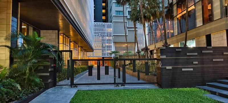 The Emporio Place, Bangkok, 93 Soi Sukhumvit 24, Sukhumvit Road, Khong Tan, Khlong Toei, Bangkok, 2 Bedrooms, 101 sqm, Condo For Rent, by Vinit Arora, 500617628 - DDproperty.com
