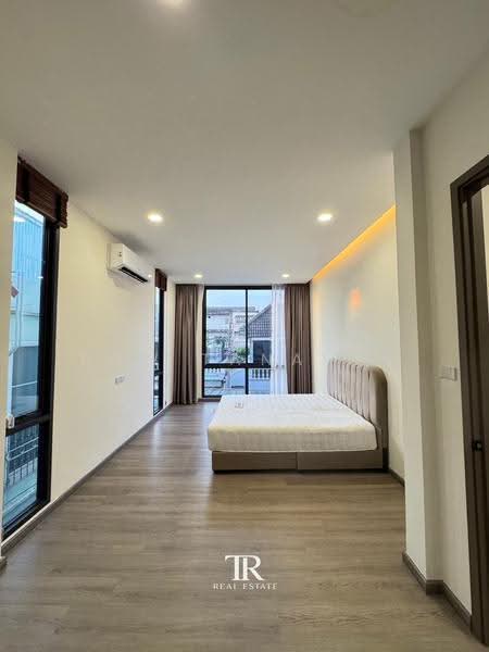 Pool Villa – Sukhumvit 60/1, Bangkok, Bang Chak, Phra Khanong, Bangkok, 3 Bedrooms, 250 sqm, Single Detached House For Rent, by Bow Tananya, 500618287 - DDproperty.com