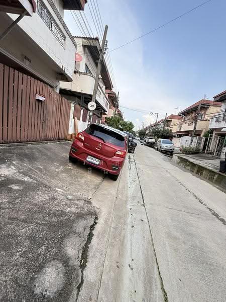 หมู่บ้านรุ่งกิจวิลล่า 11 (ร่มเกล้า ซอย 32) แขวงคลองสามประเวศ เขตลาดกระบัง, Bangkok, ร่มเกล้า32, Khlong Sam Prawet, Lat Krabang, Bangkok, 4 Bedrooms, 88 sqm, Townhouse For Sale, by นภัสศรณ์ วงศ์สินไทยกร (นันท์), 500618524 - DDproperty.com