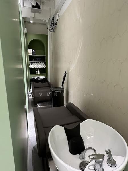Urgent Lease Takeover! Minimalist-style hair salon + nail zone near BTS On Nut, Bangkok, Phra Kanong Nua, Watthana, Bangkok, , 172 sqm, Business For Sale, by Agent Pla, 500618813 - DDproperty.com