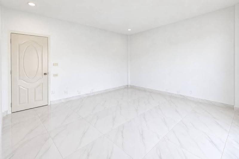 Renovated 3-Storey Townhouse: Nannapat, Don Mueang, Bangkok, Bangkok, ถนนประชาอุทิศ (ทำเลใกล้วัดสีกัน / วัดเวฬุวนาราม), Don Mueang, Bangkok, 4 Bedrooms, 84 sqm, Townhouse For Sale, by พิมพ์นภัส ภูธนภัทร, 500620154 - DDproperty.com