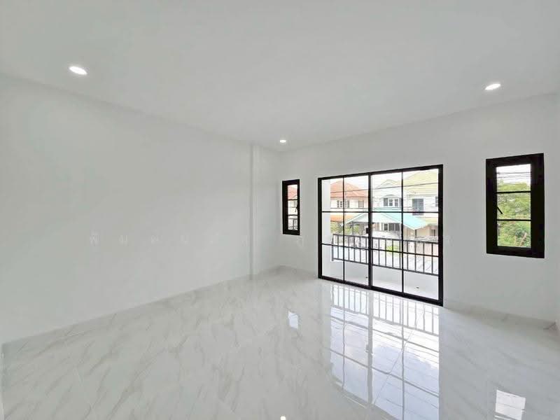 Renovated Townhouse: Erawan, Lam Luk Ka, Pathum Thani, Pathum Thani, ถนนลำลูกกา, Lat Sawai, Lam Luk Ka, Pathum Thani, 2 Bedrooms, 68 sqm, Townhouse For Sale, by พิมพ์นภัส ภูธนภัทร, 500620202 - DDproperty.com