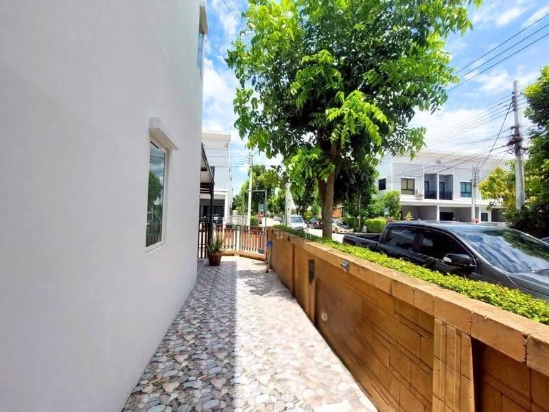 The Essence Chaiyaphruek-Wongwaen, Nonthaburi, Ban Kluay-Sai Noi Road, Sai Noi, Nonthaburi, 3 Bedrooms, 115 sqm, Townhouse For Sale, by เอนก, 500620852 - DDproperty.com