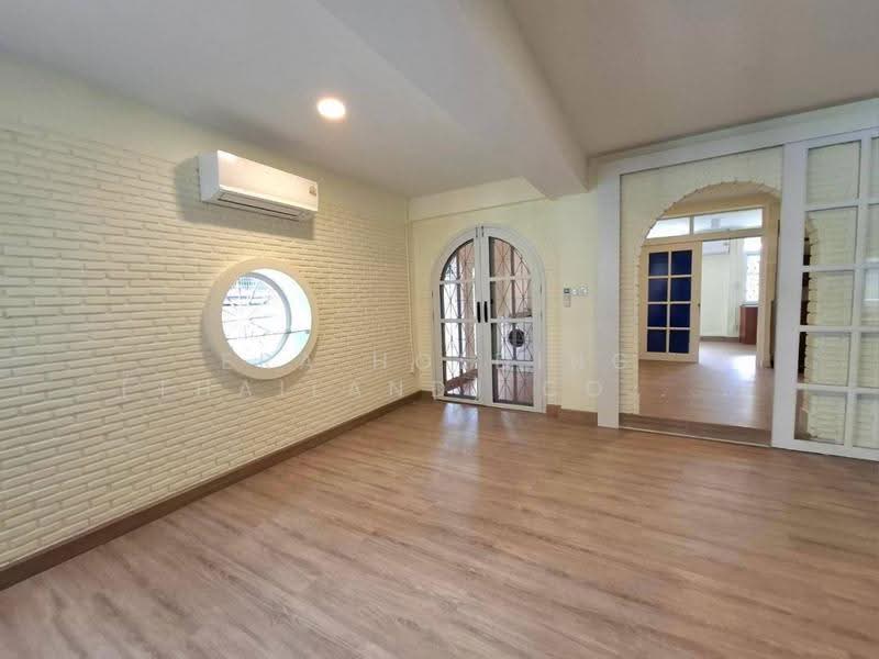 หลังใหญ่ รีโนเวทใหม่ | วิภาวดี 44–46, Bangkok, Lat Yao, Chatuchak, Bangkok, 5 Bedrooms, 550 sqm, Single Detached House For Rent, by ERA Holding (Thailand) Co., Ltd., 500622675 - DDproperty.com