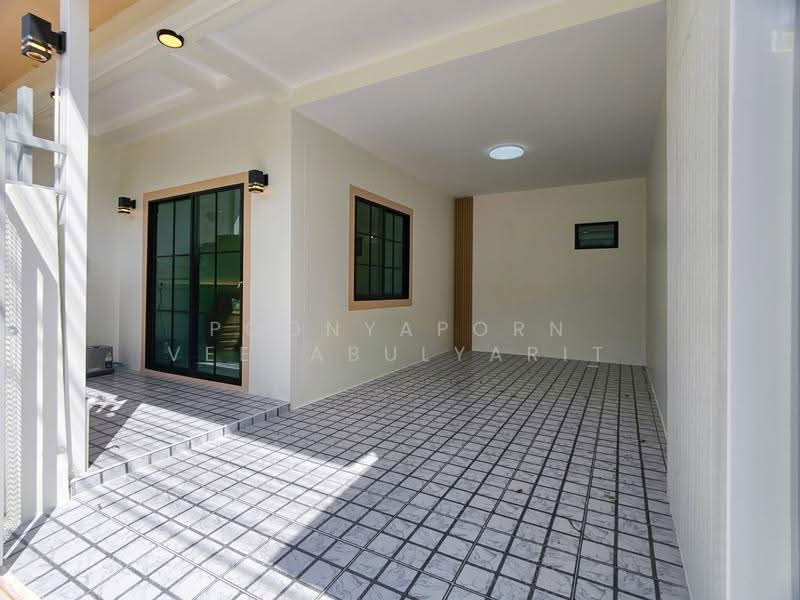 Ladasiri Baan Kluay-Sainoi : ลดาสิริ บ้านกล้วย-ไทรน้อย, Nonthaburi, บ้านกล้วย-ไทรน้อย, Phimonrat, Bang Bua Thong, Nonthaburi, 4 Bedrooms, 144 sqm, Townhouse For Sale, by Poonyaporn Veerabulyarit, 500622868 - DDproperty.com