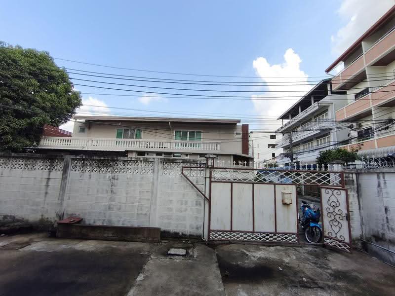 ขาย บ้านพร้อมสิ่งปลูกสร้างบ้านไม้ 2 ชั้น 54 ตร.วา ซอย จรัญสนิทวงศ์ 1 ทำเลดีใกล้ MRT ท่าพระ 650 เมตร, Bangkok, Wat Tha Pra, Bangkok Yai, Bangkok, 4 Bedrooms, 432 sqm, Single Detached House For Sale, by ธนาเศรษฐ์ ศศิอุดมโรจน์, 500625270 - DDproperty.com