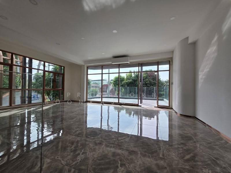 Newly Renovated Duplex Retail Space | High Visibility Facing Residence, Bangkok, Phra Kanong Nua, Watthana, Bangkok, , 228 sqm, Retail Space For Rent, by Prapaporn Boonkajonkul, 500625300 - DDproperty.com