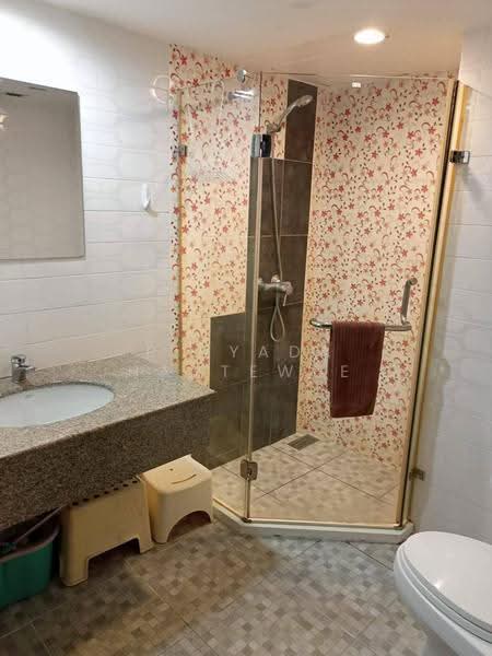 Omni Tower Sukhumvit Nana, Bangkok, 69 Sukhumvit 4 Alley, Khlong Toei, Bangkok, 3 Bedrooms, 110 sqm, Condo For Sale, by Pinyada Hantewee, 500626237 - DDproperty.com