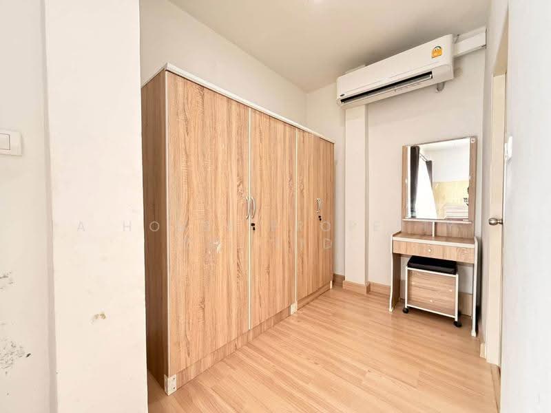 Semi-detached house for rent at Trio Town Village Assumption-Sriracha, Chon Buri (Pattaya), Surasak, Si Racha, Chon Buri (Pattaya), 3 Bedrooms, 120 sqm, Semi-Detached House (Twin House) For Rent, by A House Property Co.,Ltd., 500626428 - DDproperty.com