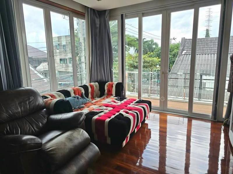 2-BR Villa, Bangkok, Samsen Nok, Huai Khwang, Bangkok, 2 Bedrooms, 320 sqm, Villa For Sale, by Phoom Imruangsri, 500628584 - DDproperty.com