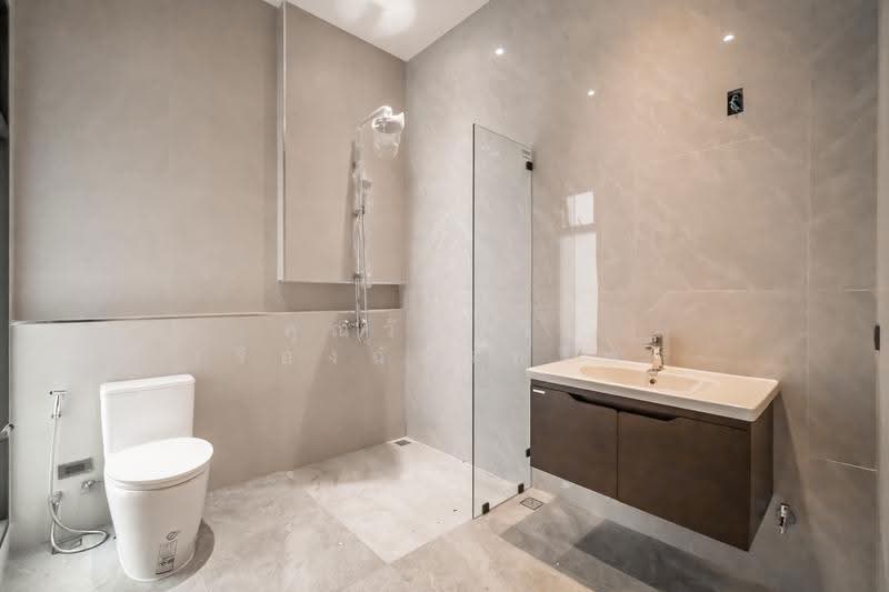 Luxury Modern 3-storey SUKHUMVIT 62, BANGKOK, Bangkok, สุขุมวิท, Bang Chak, Phra Khanong, Bangkok, 4 Bedrooms, 470 sqm, Single Detached House For Rent, by Vatcharawee Rueangchatthaweeporn, 500629362 - DDproperty.com