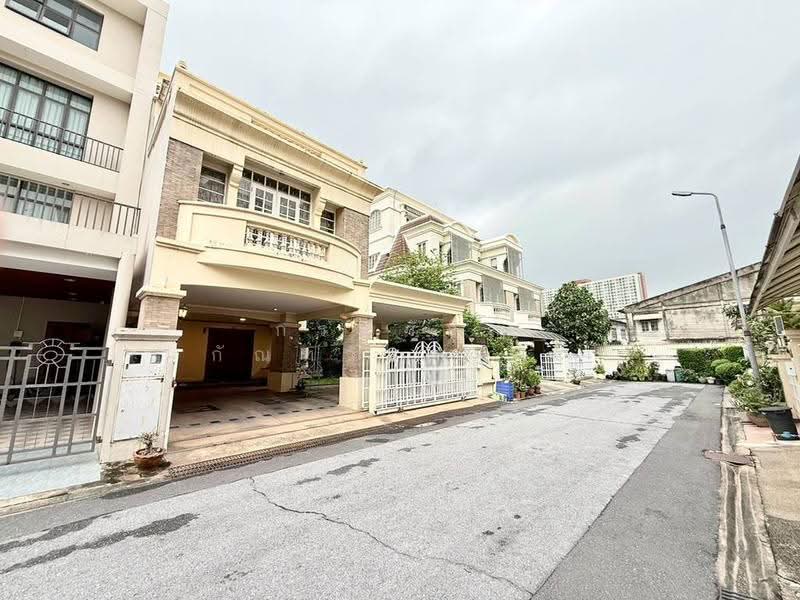 ขาย บ้านแฝด 4 ชั้น หมู่บ้าน ธาริณี ปิ่นเกล้า บรมราชชนนี 18, Bangkok, Taling Chan, Bangkok, 5 Bedrooms, 287 sqm, Semi-Detached House (Twin House) For Sale, by กรณวัสส์ กัณฑวัสส์วงส์, 500629394 - DDproperty.com