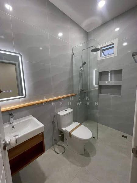 Semi-detached houses for sale in Hat Yai city—only 2 units left. Features 3 bedrooms, Songkhla, Khlong Hae, Hat Yai, Songkhla, 3 Bedrooms, 120 sqm, Semi-Detached House (Twin House) For Sale, by Rachen Nopsuwan, 500633635 - DDproperty.com