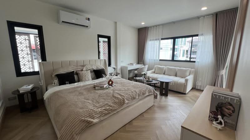 บ้านเดี่ยวหลังมุม นวมินทร์ บางกะปิ, Bangkok, Nuan Chan, Bueng Kum, Bangkok, 3 Bedrooms, 320 sqm, Single Detached House For Sale, by ปภัชญา ธนัตถ์ภรณ์, 500633650 - DDproperty.com