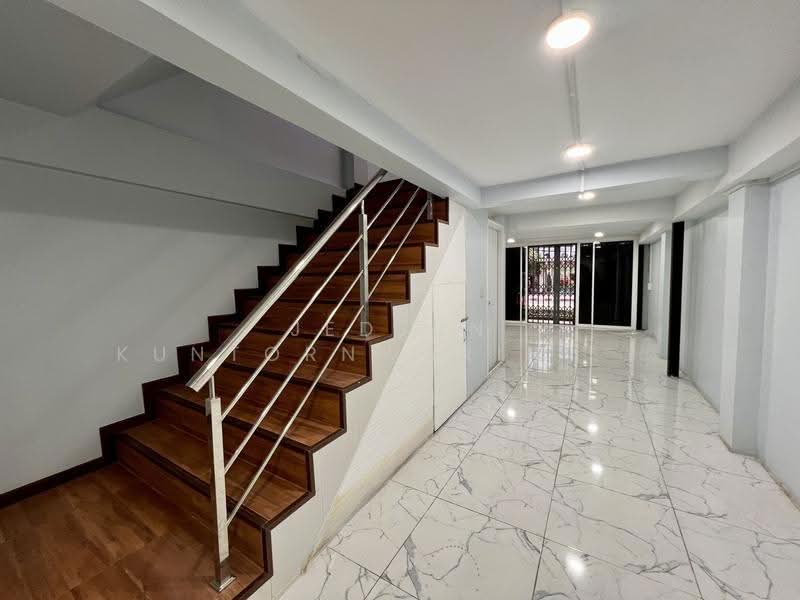 Shophouse for sale near Huachiew hospital 4storey 195sqm, Bangkok, บำรุงเมือง, Khlong Maha Nak, Pom Prap Sattru Phai, Bangkok, , 195 sqm, Shophouse For Sale, by Jedjun Kuntornwarin (Jamie), 500633769 - DDproperty.com