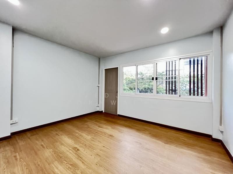 Shophouse for sale near Huachiew hospital 4storey 195sqm, Bangkok, บำรุงเมือง, Khlong Maha Nak, Pom Prap Sattru Phai, Bangkok, , 195 sqm, Shophouse For Sale, by Jedjun Kuntornwarin (Jamie), 500633769 - DDproperty.com