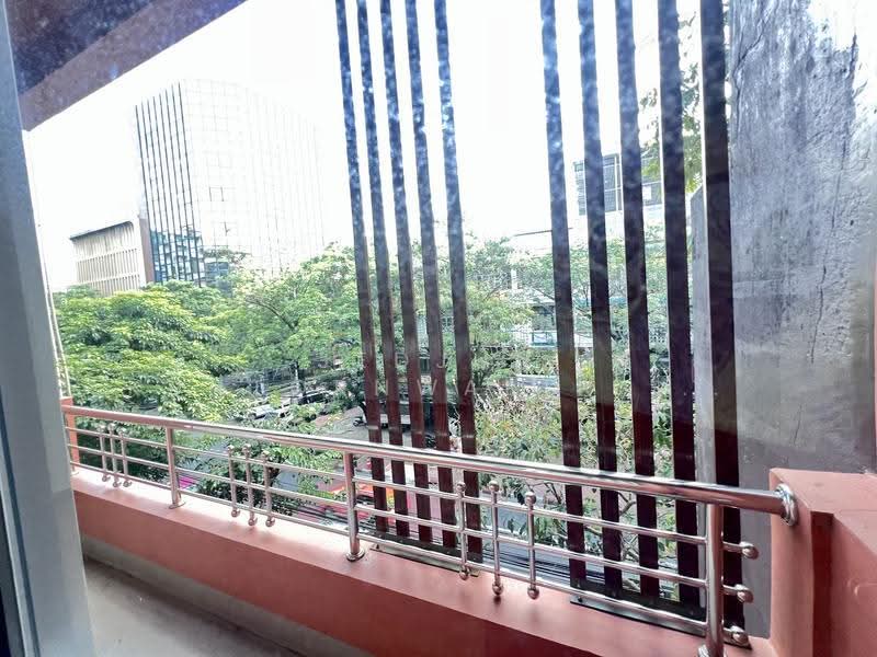Shophouse for sale near Huachiew hospital 4storey 195sqm, Bangkok, บำรุงเมือง, Khlong Maha Nak, Pom Prap Sattru Phai, Bangkok, , 195 sqm, Shophouse For Sale, by Jedjun Kuntornwarin (Jamie), 500633769 - ระเบียงห้องนอนชั้น4 - DDproperty.com