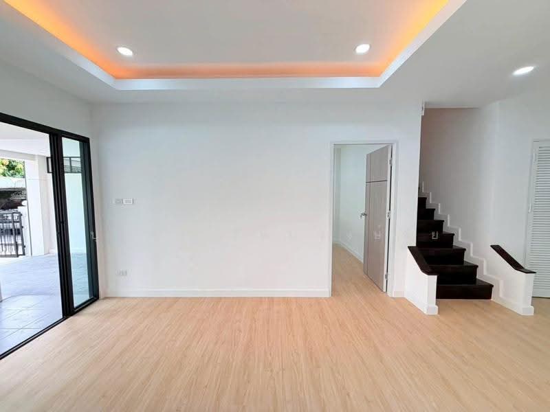 รีโนเวทใหม่ ฟรีโอน สไตล์โมเดิร์น สวยมาก ม.รัตนวลัย วิภาวดีรังสิต 39 ขายบ้านแฝด 2 ชั้น บ้าน 3นอน3น้ำ, Bangkok, วิภาวดีรังสิต, Si Khan, Don Mueang, Bangkok, 3 Bedrooms, 160 sqm, Semi-Detached House (Twin House) For Sale, by บุษบา รัตนวงษ์ชัย, 500634326 - DDproperty.com