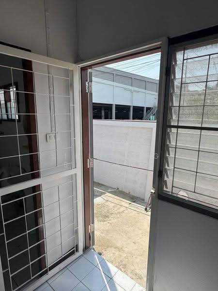 Petcharat Village Soi Lam Luk Ka 15, Khu Khot, Pathum Thani, Townhouse 2 Beds 2 Baths, Pathum Thani, ลำลูกกา 15, Khu Khot, Lam Luk Ka, Pathum Thani, 2 Bedrooms, 120 sqm, Townhouse For Sale, by Sirithong Saetang, 500634818 - DDproperty.com