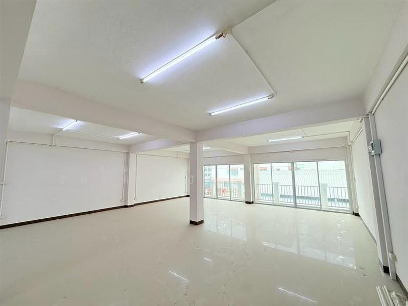 โฮมออฟฟิศ 3 ชั้น 33.4 ตร.ว. โฮมออฟฟิศ ใกล้เซ็นทรัลพลาซามหาชัย ถนนพระราม2, Samut Sakhon, ถนนพระราม2, Phanthai Norasing, Muang Samut Sakhon, Samut Sakhon, , 300 sqm, Shophouse For Sale, by คุณ ภัควรินธร อัครศักดิ์ปัญญา (แนน), 500636090 - DDproperty.com