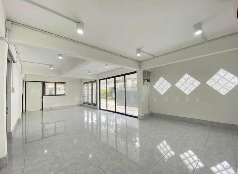4-BR House, Bangkok, Samsen Nok, Huai Khwang, Bangkok, 4 Bedrooms, 220 sqm, Single Detached House For Rent, by Phoom Imruangsri, 500636312 - DDproperty.com