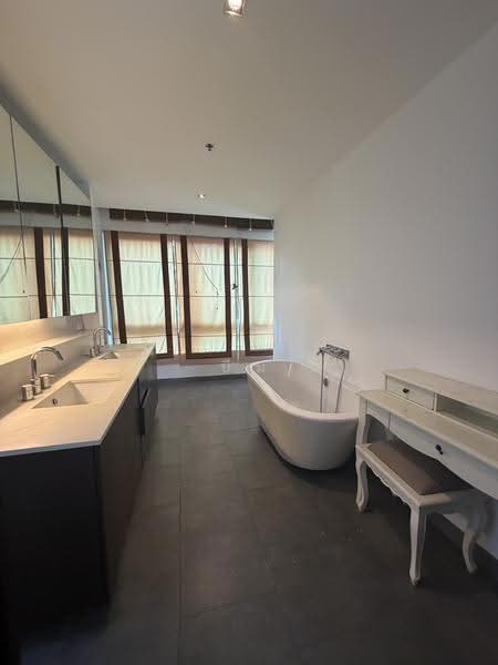 The Lofts Yennakart, Bangkok, 366 ์Soi Nang Linchi Yenakat Road, Chong Nonsi, Yan Nawa, Bangkok, 3 Bedrooms, 180 sqm, Condo For Sale, by บีม, 500636952 - DDproperty.com