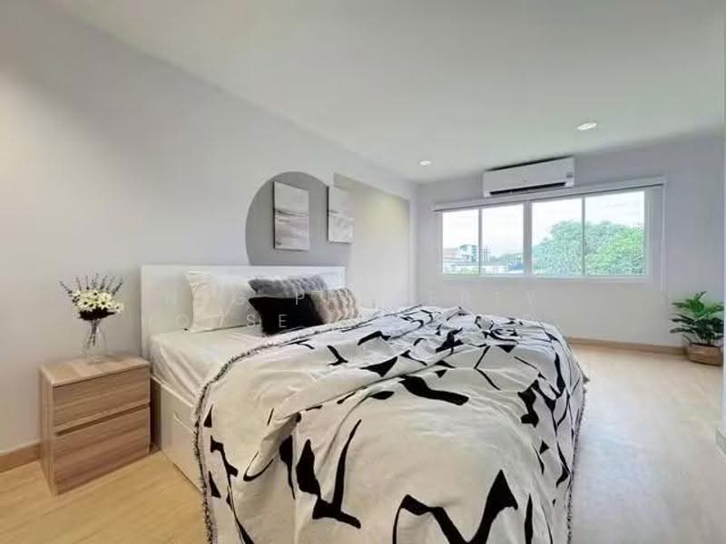 บ้านเดี่ยวพร้อมสระว่ายน้ำ สุทธิสาร, Bangkok, โชคอำนวย, Samsen Nok, Huai Khwang, Bangkok, 5 Bedrooms, 500 sqm, Single Detached House For Rent, by NTG Property House Co.,Ltd., 500637502 - DDproperty.com
