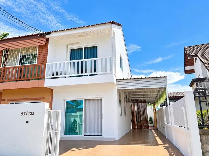 ให้เช่าทาวน์โฮมหลังริม ม.ตระกูลทอง ไร่กล้วย ศรีราชา, Chon Buri (Pattaya), Surasak, Si Racha, Chon Buri (Pattaya), 3 Bedrooms, 85 sqm, Townhouse For Rent, by Dusit Saengfa, 500638723 - DDproperty.com