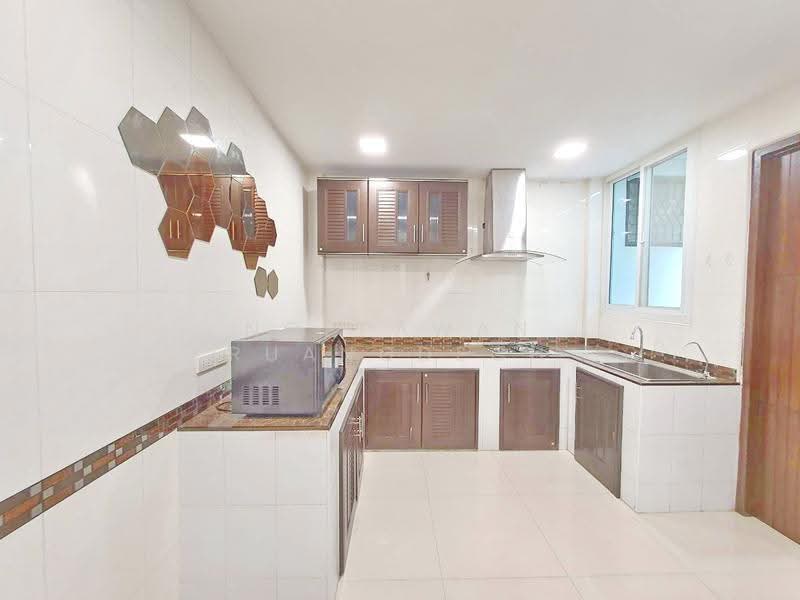 For rent Townhouse Soi Sukhumvit 26, Bangkok, Khlong Tan Nua, Watthana, Bangkok, 3 Bedrooms, 200 sqm, Townhouse For Rent, by Noppawan Ruangdech, 500638809 - DDproperty.com