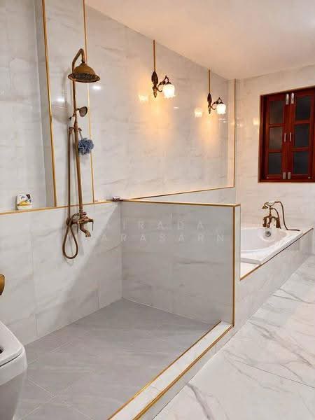 Located in Charoen, Soi Ratchada 18., Bangkok, Samsen Nok, Huai Khwang, Bangkok, 3 Bedrooms, 182 sqm, Single Detached House For Sale, by Airada Parasarn, 500639336 - DDproperty.com