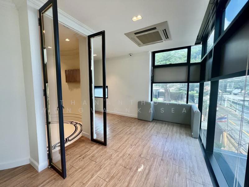Home Office Thonglor 23, Bangkok, Khlong Tan Nua, Watthana, Bangkok, 3 Bedrooms, 900 sqm, Single Detached House For Rent, by Thananthorn Wongvarnkaseam, 500639722 - DDproperty.com