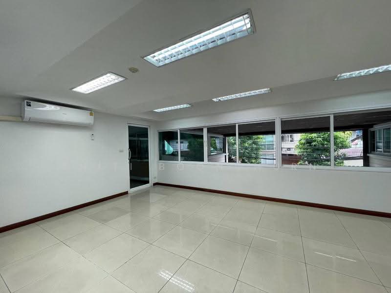 เช่าพื้นที่สำนักงาน 90 ตรม มีห้องประชุมส่วนตัว สาทร-นราธิวาสฯ ใกล้ BTS, กรุงเทพ, ทุ่งมหาเมฆ, สาทร, กรุงเทพ, 90 ตร.ม., สำนักงาน ให้เช่า, โดย Thiti Boonchurn, 500639778 - DDproperty.com