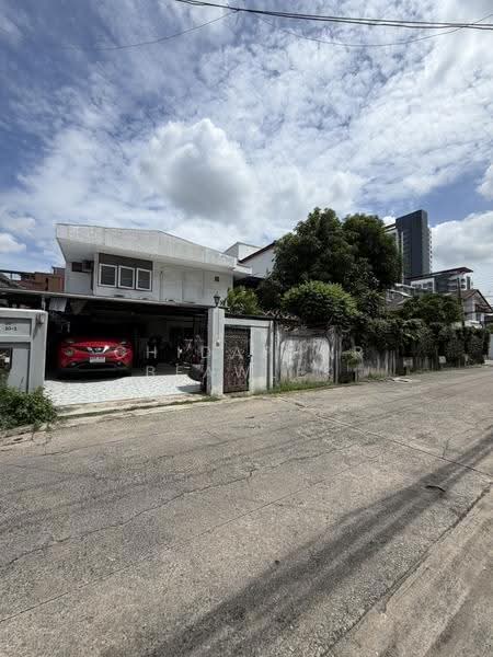 Single house, corner plot, Sukhumvit 64 near Punnawithi BTS., Bangkok, Bang Chak, Phra Khanong, Bangkok, 6 Bedrooms, 350 sqm, Single Detached House For Sale, by Chidaphar Beawlek, 500641224 - DDproperty.com