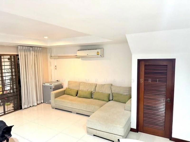 3-BR Townhouse, Bangkok, Samsen Nok, Huai Khwang, Bangkok, 3 Bedrooms, 204 sqm, Townhouse For Sale, by Phoom Imruangsri, 500642273 - DDproperty.com