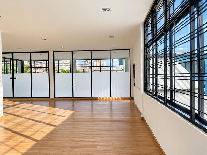 Office space for rent in a prime location on Phatthanakan Road (near Soi Phatthanakan 69)., Bangkok, พัฒนาการ, Prawet, Bangkok, , 250 sqm, Shophouse For Rent, by Nissareen Ahamah, 500643289 - DDproperty.com