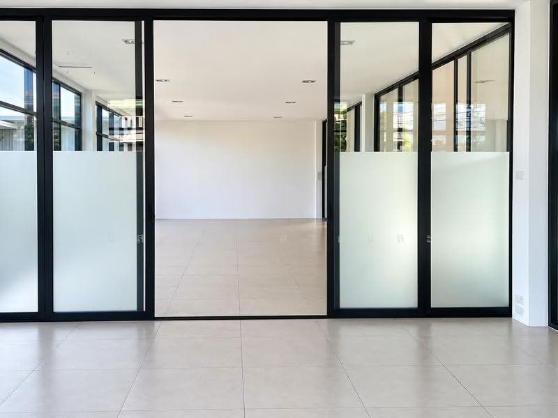Office space for rent in a prime location on Phatthanakan Road (near Soi Phatthanakan 69)., Bangkok, พัฒนาการ, Prawet, Bangkok, , 250 sqm, Shophouse For Rent, by Nissareen Ahamah, 500643289 - DDproperty.com