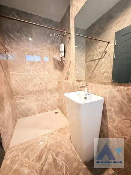 Double High Ceiling House for Rent in Ratchadaphisek, Bangkok, Bangkok, Huai Khwang, Bangkok, 5 Bedrooms, 360 sqm, Single Detached House For Rent, by บริษัท แอคคอม เอเซีย จำกัด, 500643983 - DDproperty.com
