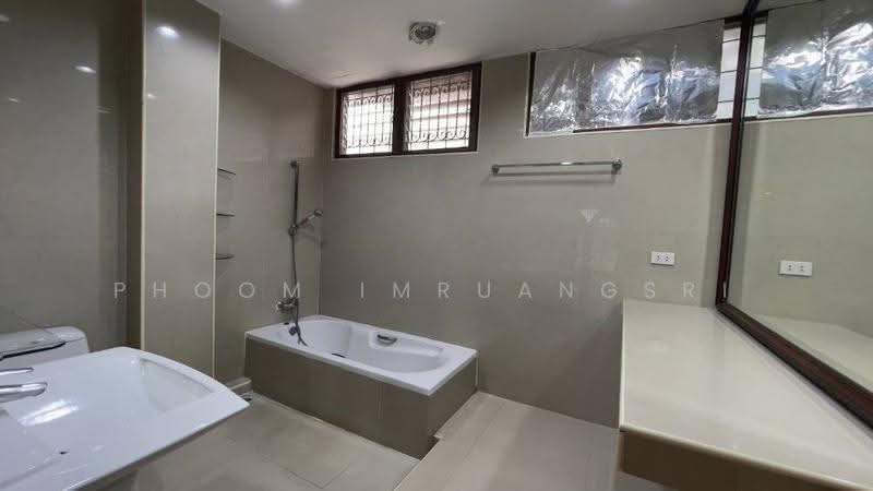 4 BR townhouse, Bangkok, Khlong Tan Nua, Watthana, Bangkok, 4 Bedrooms, 280 sqm, Townhouse For Rent, by Phoom Imruangsri, 500644742 - DDproperty.com