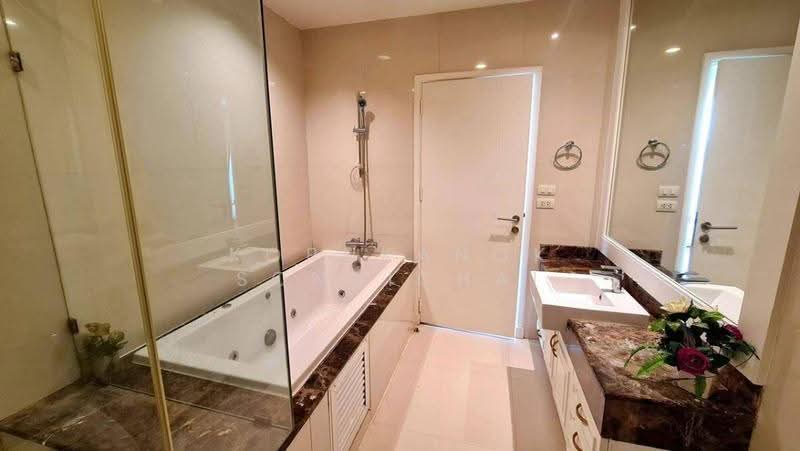 Piyathip Place, Bangkok, 24 Soi Prommitr, Khlong Tan Nua, Watthana, Bangkok, 4 Bedrooms, 572 sqm, Apartment For Rent, by Kornkanok Sonvichai, 500645634 - DDproperty.com