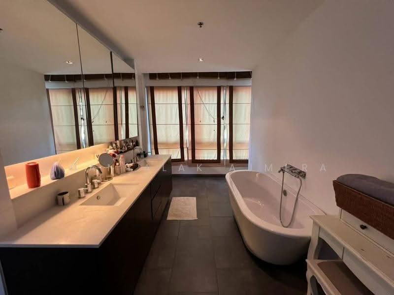 The Lofts Yennakart, Bangkok, 366 ์Soi Nang Linchi Yenakat Road, Chong Nonsi, Yan Nawa, Bangkok, 3 Bedrooms, 180 sqm, Condo For Sale, by Thanyalak Ajmera, 500646411 - DDproperty.com