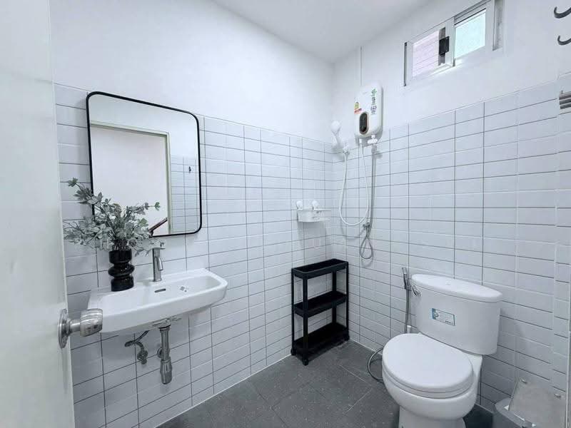6-BR House, Bangkok, Huai Khwang, Bangkok, 6 Bedrooms, 500 sqm, Single Detached House For Rent, by Phoom Imruangsri, 500649692 - DDproperty.com