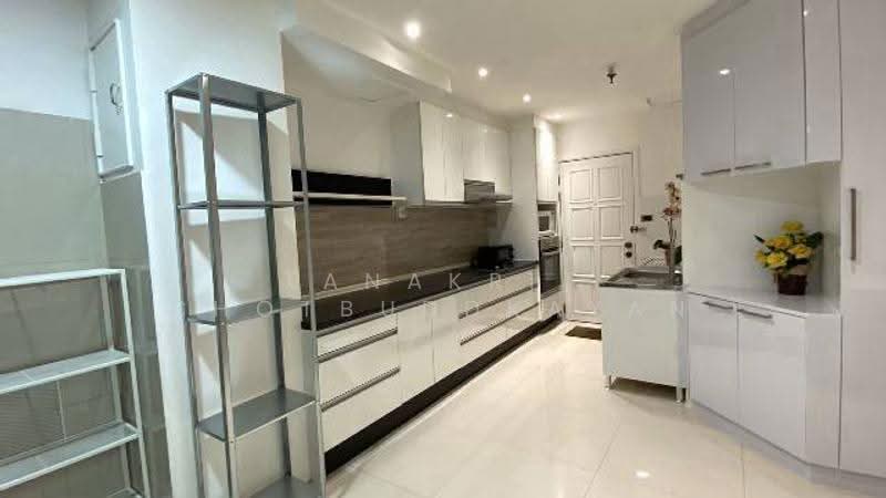 Fifty Fifth Tower, Bangkok, 84 Soi Sukhumvit 55, Sukhumvit Road, Khlong Tan Nua, Watthana, Bangkok, 3 Bedrooms, 170 sqm, Condo For Rent, by Tanakrit Chotbuddkayan, 500650888 - DDproperty.com