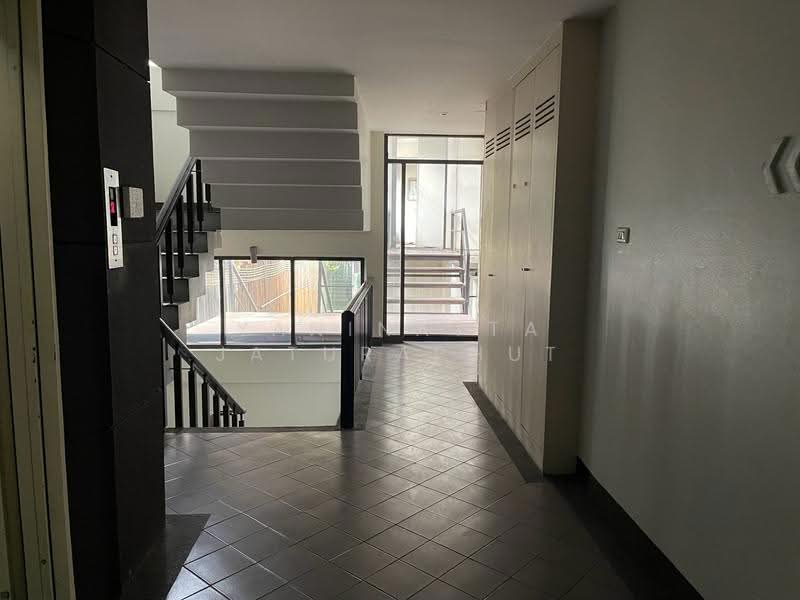Hotel building near Victory Monument, Bangkok, Thanon Phaya Thai, Ratchathewi, Bangkok, , 2,300 sqm, Shophouse For Sale, by Yaninatta Jaturaphut, 500652684 - DDproperty.com