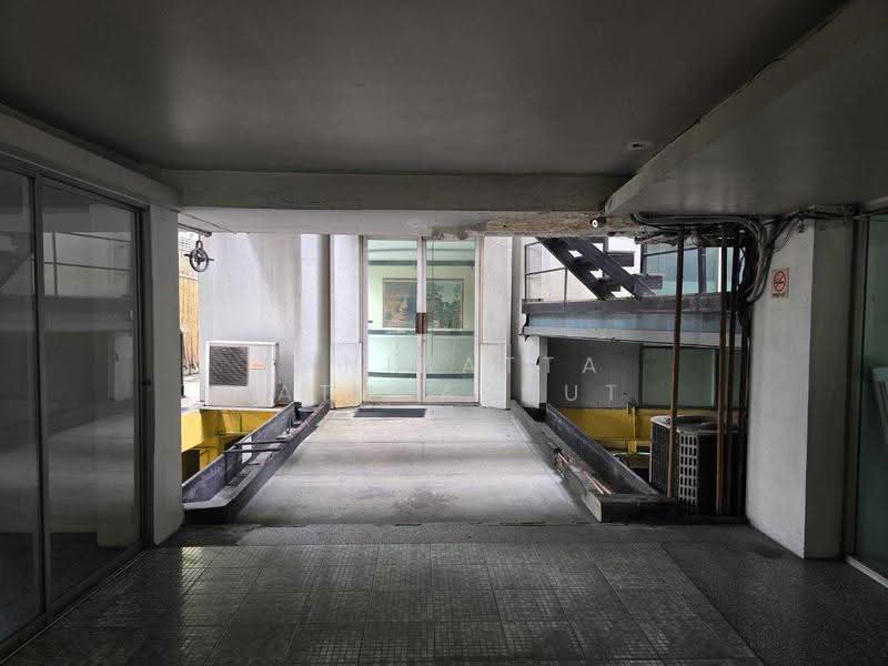 Hotel building near Victory Monument, Bangkok, Thanon Phaya Thai, Ratchathewi, Bangkok, , 2,300 sqm, Shophouse For Sale, by Yaninatta Jaturaphut, 500652684 - DDproperty.com
