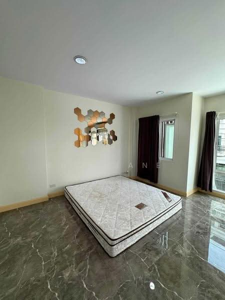 Grand De Ville Srinakarin, Bangkok, Soi Srinakarin 42, Nong Bon, Prawet, Bangkok, 5 Bedrooms, 244 sqm, Townhouse For Rent, by Khun Jane, 500652806 - DDproperty.com