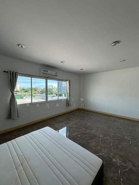 Grand De Ville Srinakarin, Bangkok, Soi Srinakarin 42, Nong Bon, Prawet, Bangkok, 5 Bedrooms, 244 sqm, Townhouse For Rent, by Nattayaporn Peumkul (Benz), 500654314 - DDproperty.com