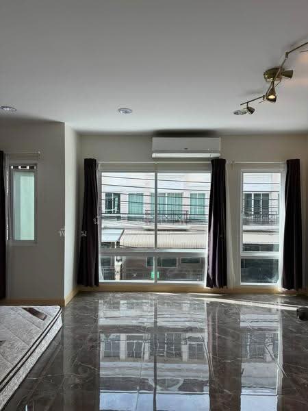 Grand De Ville Srinakarin, Bangkok, Soi Srinakarin 42, Nong Bon, Prawet, Bangkok, 5 Bedrooms, 244 sqm, Townhouse For Rent, by Nattayaporn Peumkul (Benz), 500654314 - DDproperty.com