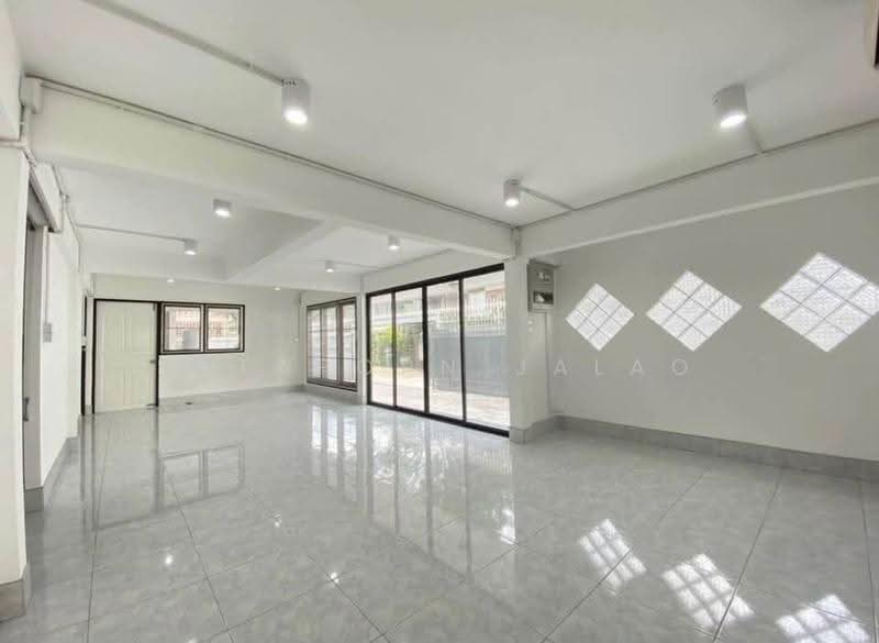 4-BR House, Bangkok, Samsen Nok, Huai Khwang, Bangkok, 4 Bedrooms, 220 sqm, Single Detached House For Rent, by Sataporn Jalao, 500656230 - DDproperty.com