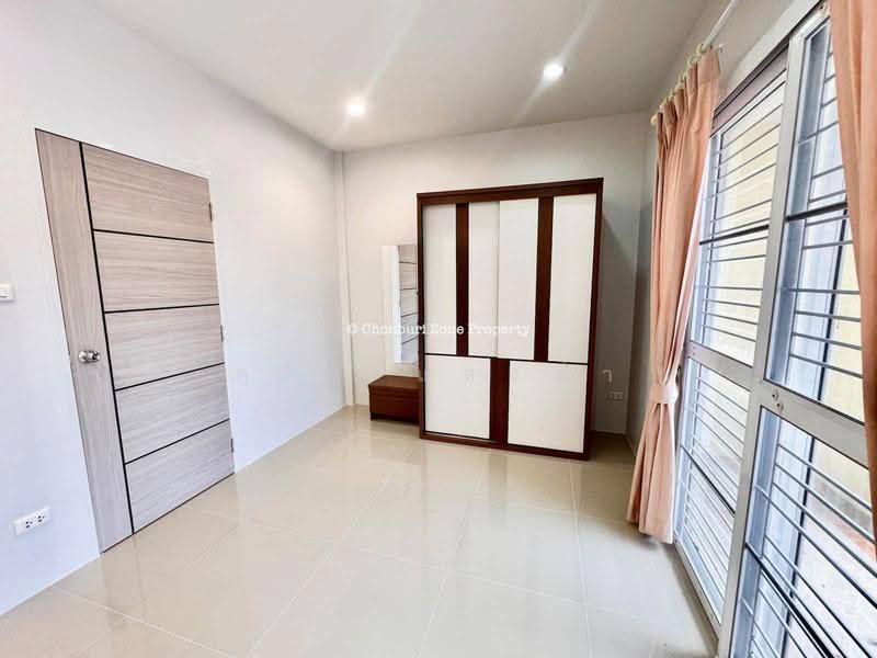 ขายทาวน์โฮม ม.พิมพาภรณ์ อ่าวอุดม แหลมฉบัง ศรีราชา, Chon Buri (Pattaya), Thung Suk La, Si Racha, Chon Buri (Pattaya), 3 Bedrooms, 90 sqm, Townhouse For Sale, by Dusit Saengfa, 500657230 - DDproperty.com